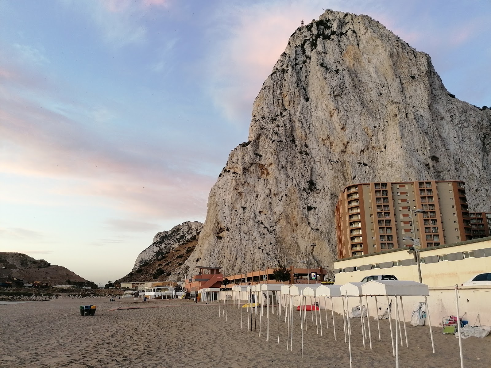Vue du rocher depuis la plage