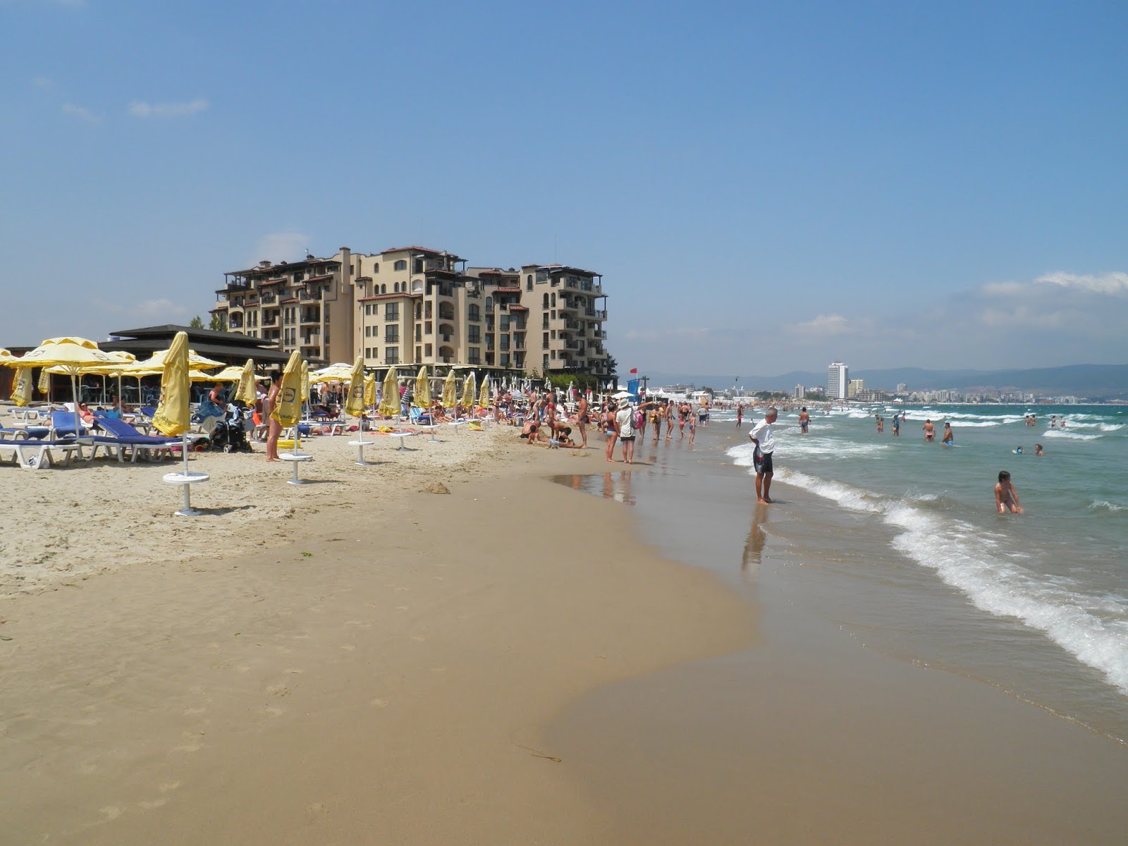 Sunny beach Sud的照片 带有碧绿色纯水表面