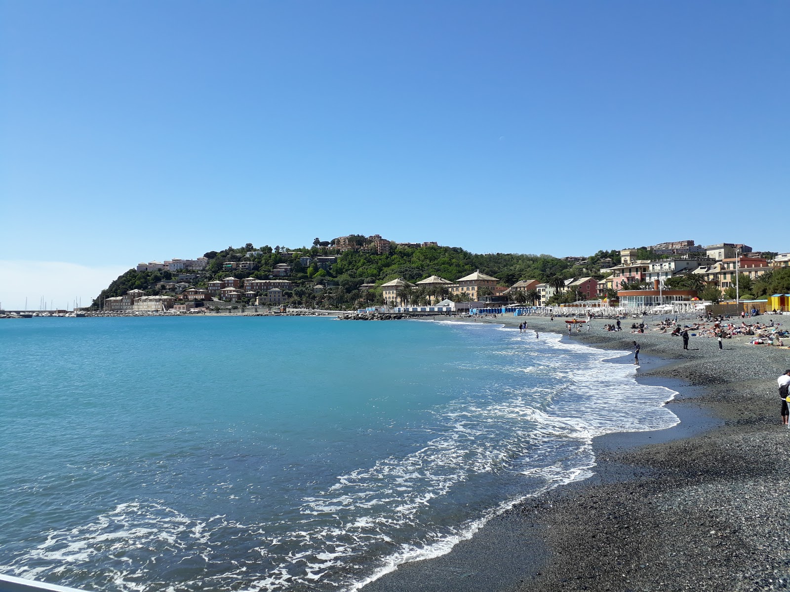 Foto av Spiaggia di Arenzano med musta hiekka ja kivi yta