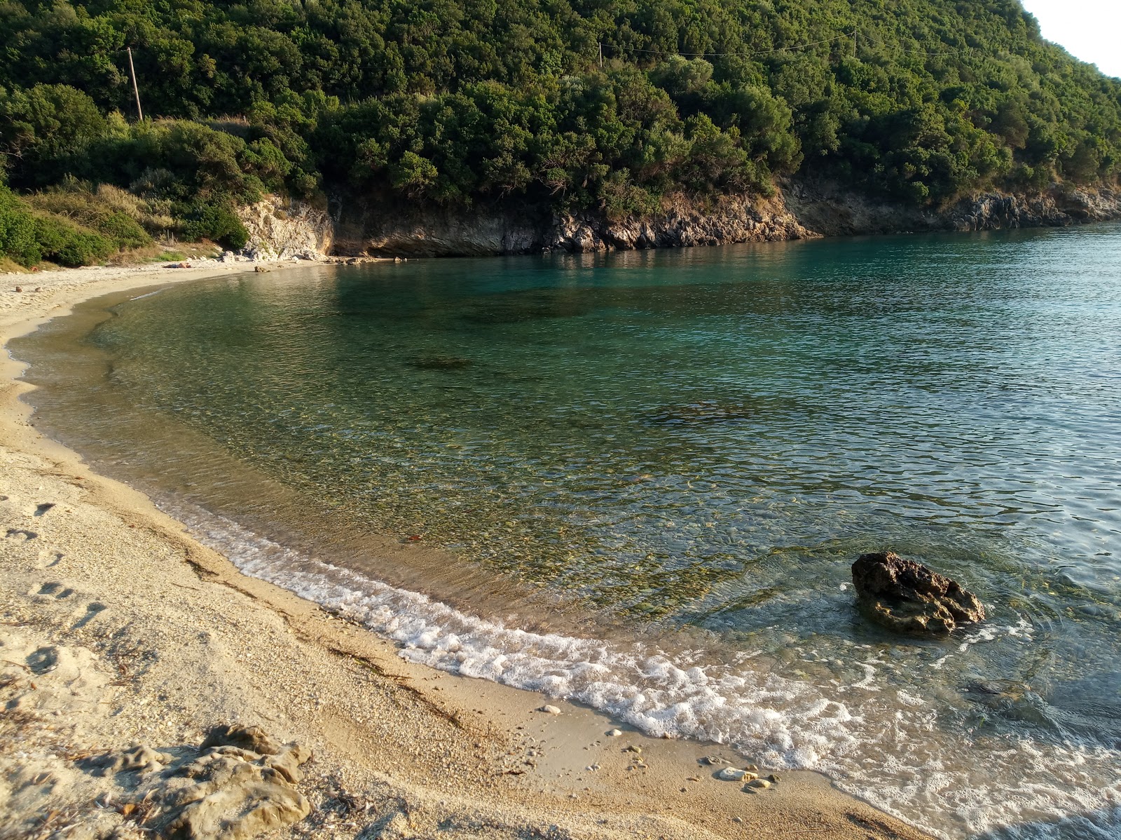 Foto von Stavrolimena beach mit geräumige bucht