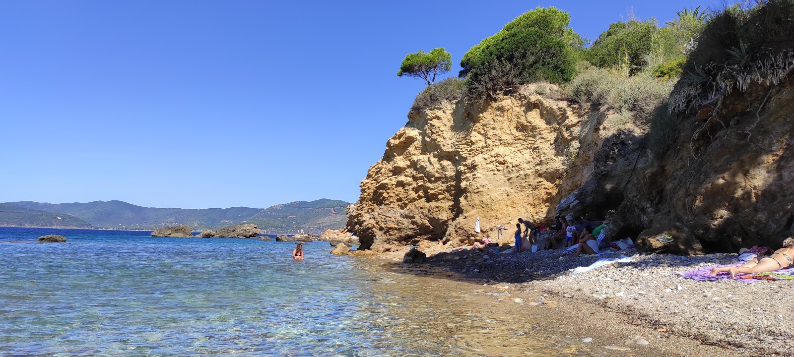 Foto de Peducelli beach localizado em área natural