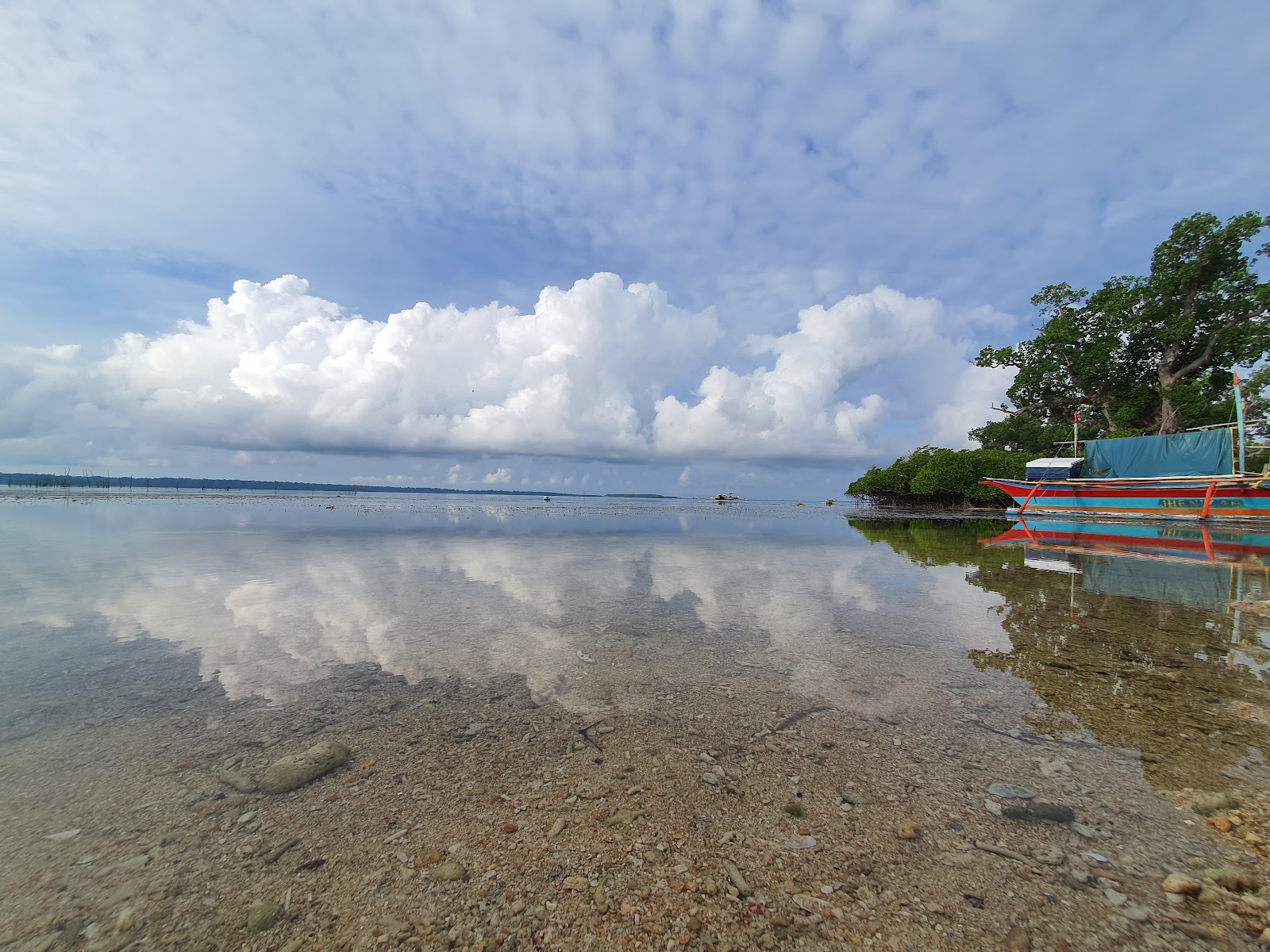 Buliluyan Beach'in fotoğrafı turkuaz saf su yüzey ile