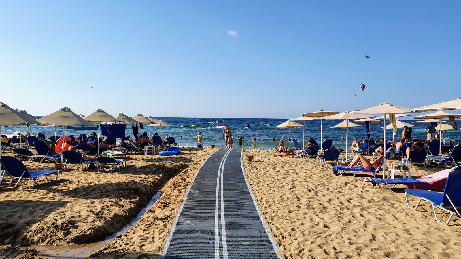 Fotografija Malia plaža priljubljeno mesto med poznavalci sprostitve