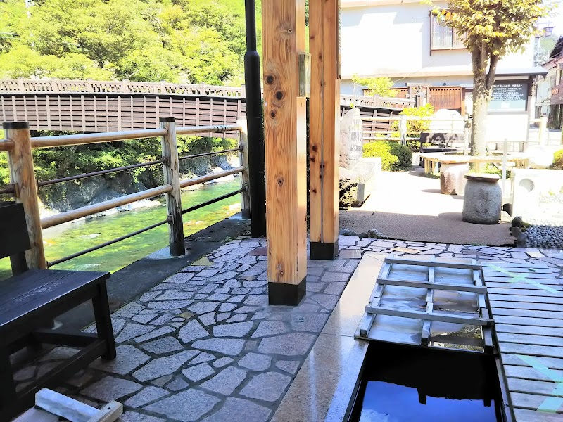 本町・親水公園 足湯