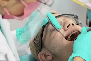 Dentistas MC Dental Studio image