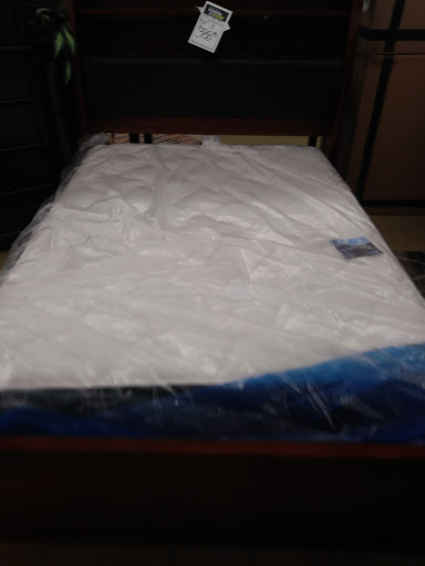 Outlet Store «Rooms To Go Outlet Furniture Store - Grand Prairie», reviews and photos, 2725 TX-360 #100, Grand Prairie, TX 75052, USA