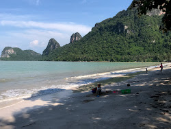 Nangkham Beach'in fotoğrafı uçurumlarla desteklenmiş