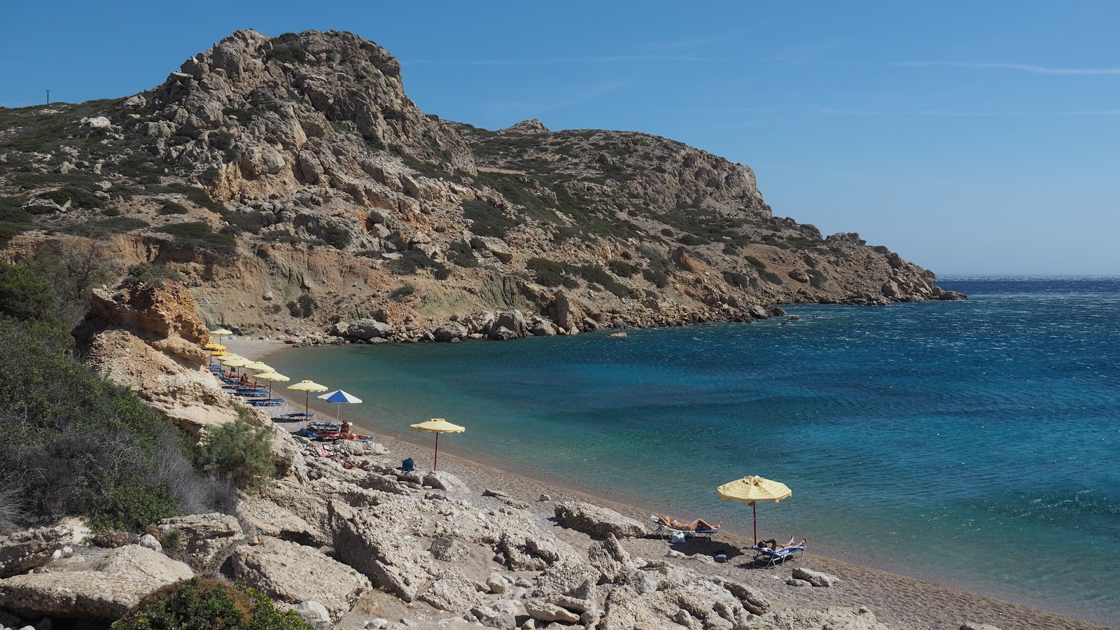 Paralia Christou Pigadi'in fotoğrafı dağlarla çevrili