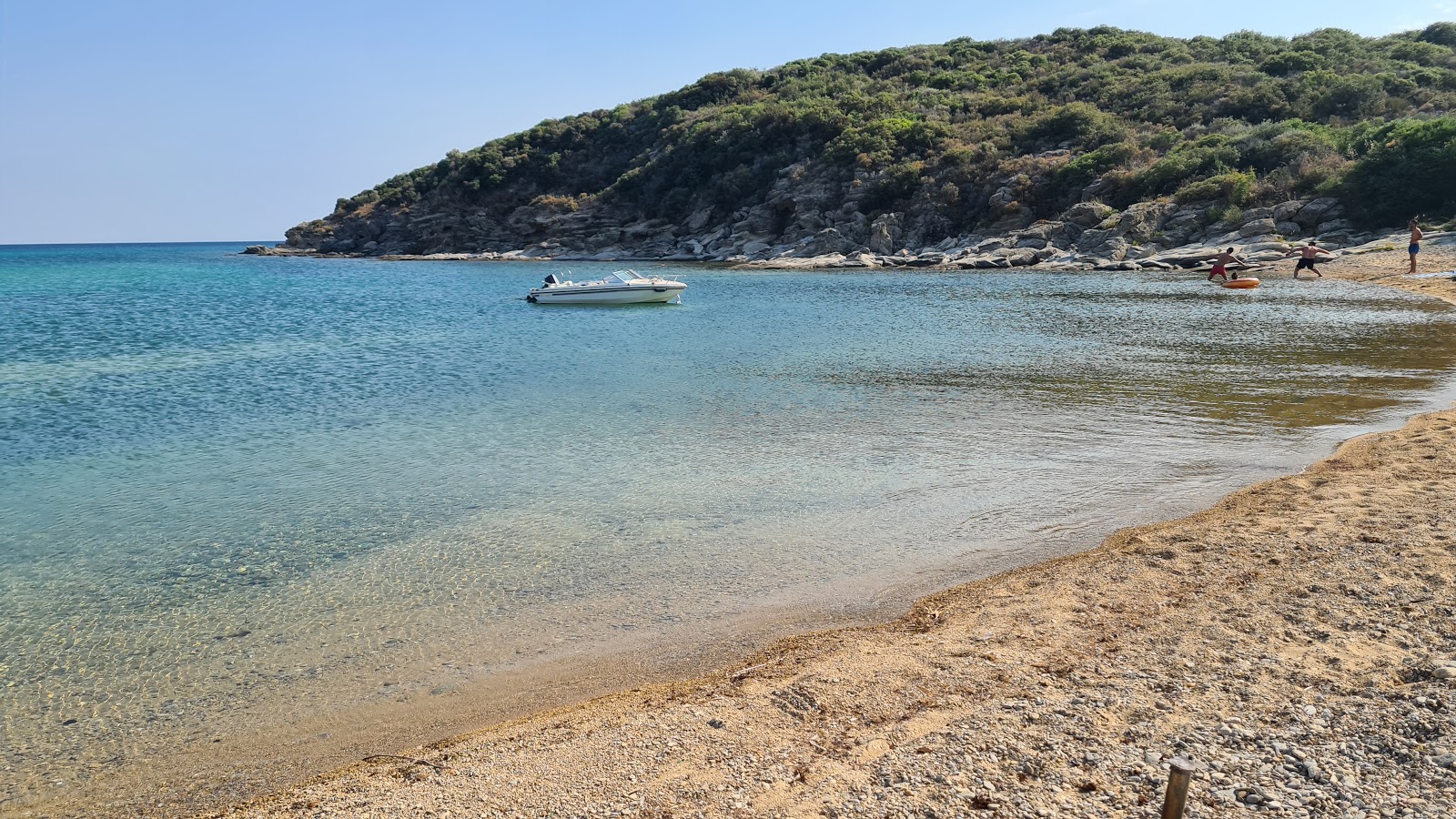 Fotografie cu Elies beach cu o suprafață de apă pură albastră