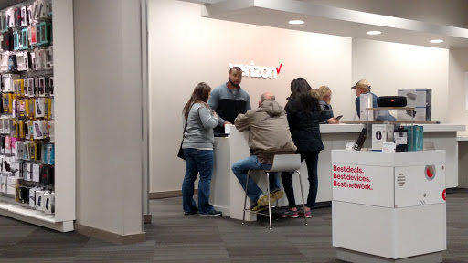 Cell Phone Store «Verizon», reviews and photos, 910 W Town Center Blvd, Champaign, IL 61822, USA