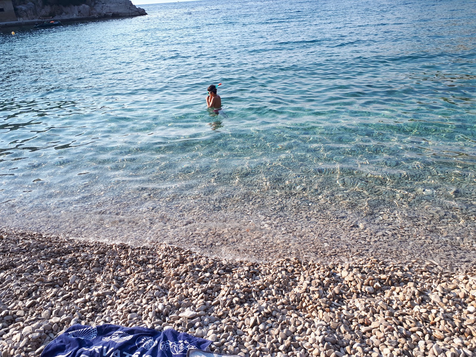 Mala Stiniva beach的照片 带有碧绿色纯水表面