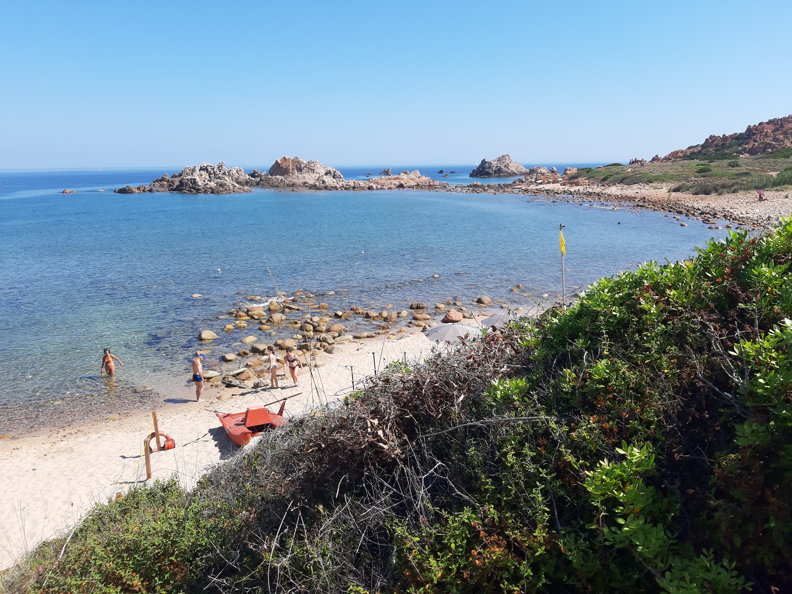 Foto van Spiaggia di Cala Canneddi met ruime baai