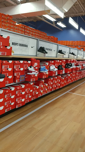 Shoe Store «Shoe Carnival», reviews and photos, 4 Plaza Dr, Fairview Heights, IL 62208, USA