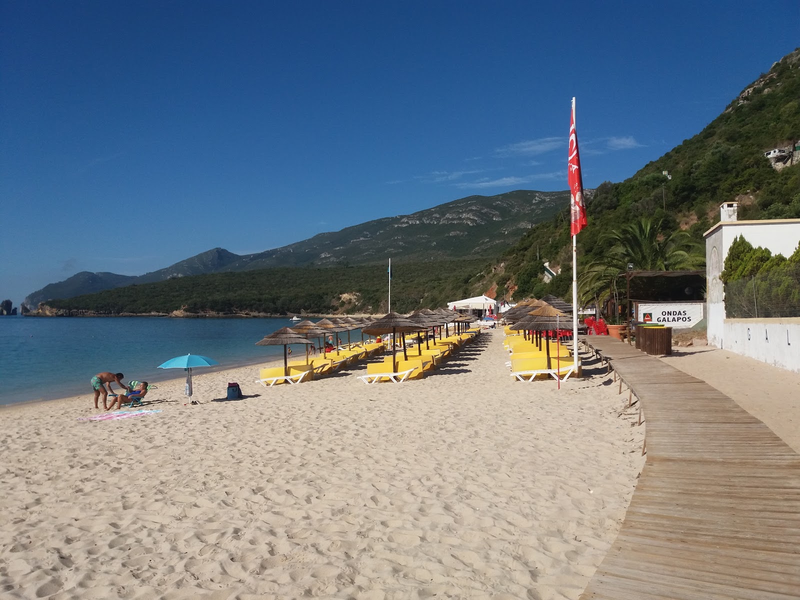 Photo de Galapos beach entouré de montagnes