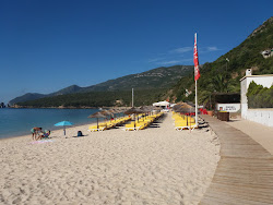Photo de Galapos beach entouré de montagnes