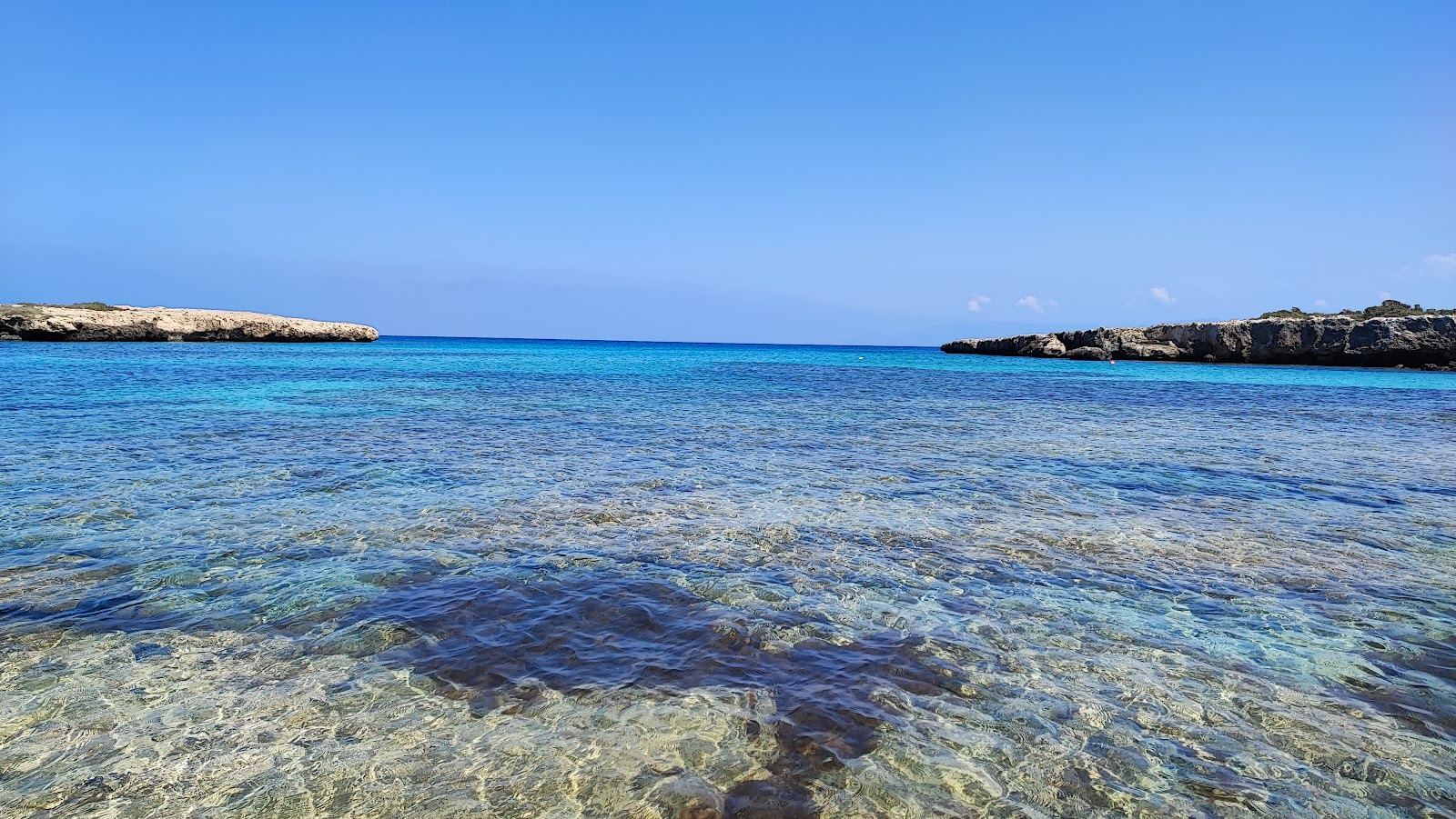 Photo de Plage du Lagon bleu entouré de montagnes