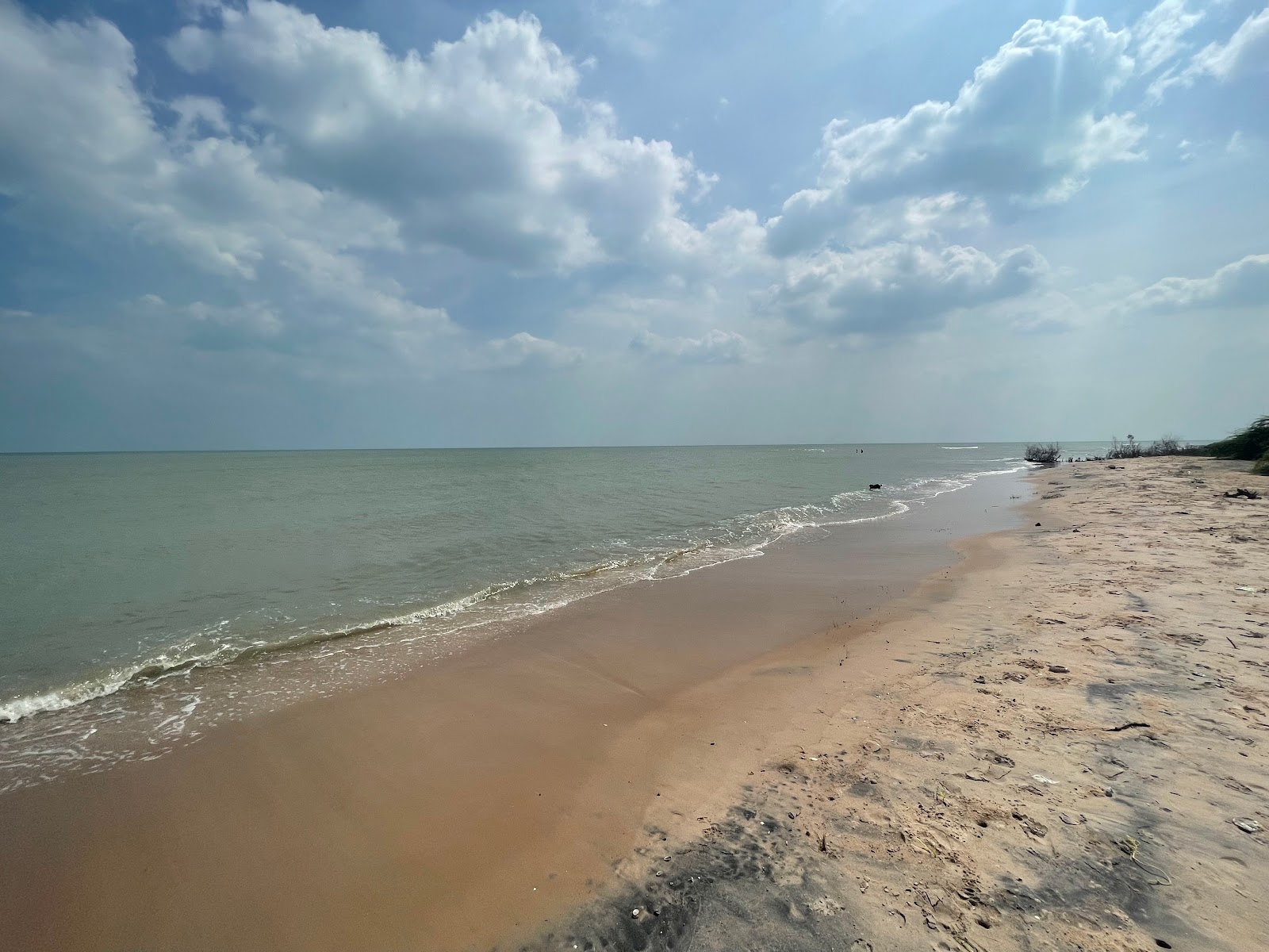 Valokuva Rajamadam Beachista. pinnalla kirkas hiekka:n kanssa