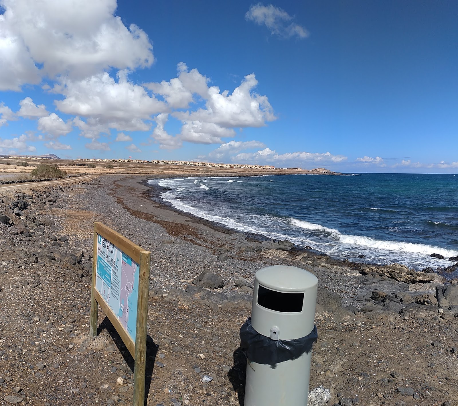 Valokuva Playa para perrosista. pinnalla sininen puhdas vesi:n kanssa