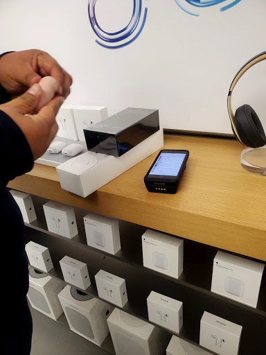 Computer Store «Apple Bayshore», reviews and photos, 5715 N Centerpark Way, Glendale, WI 53217, USA