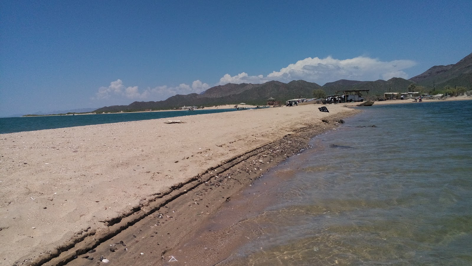 Φωτογραφία του Playa Chueca με επίπεδο καθαριότητας αρκετά καθαρό