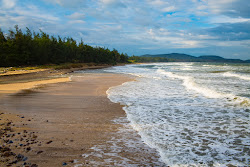 Photo de Dau Dong Beach avec rivage droit, long
