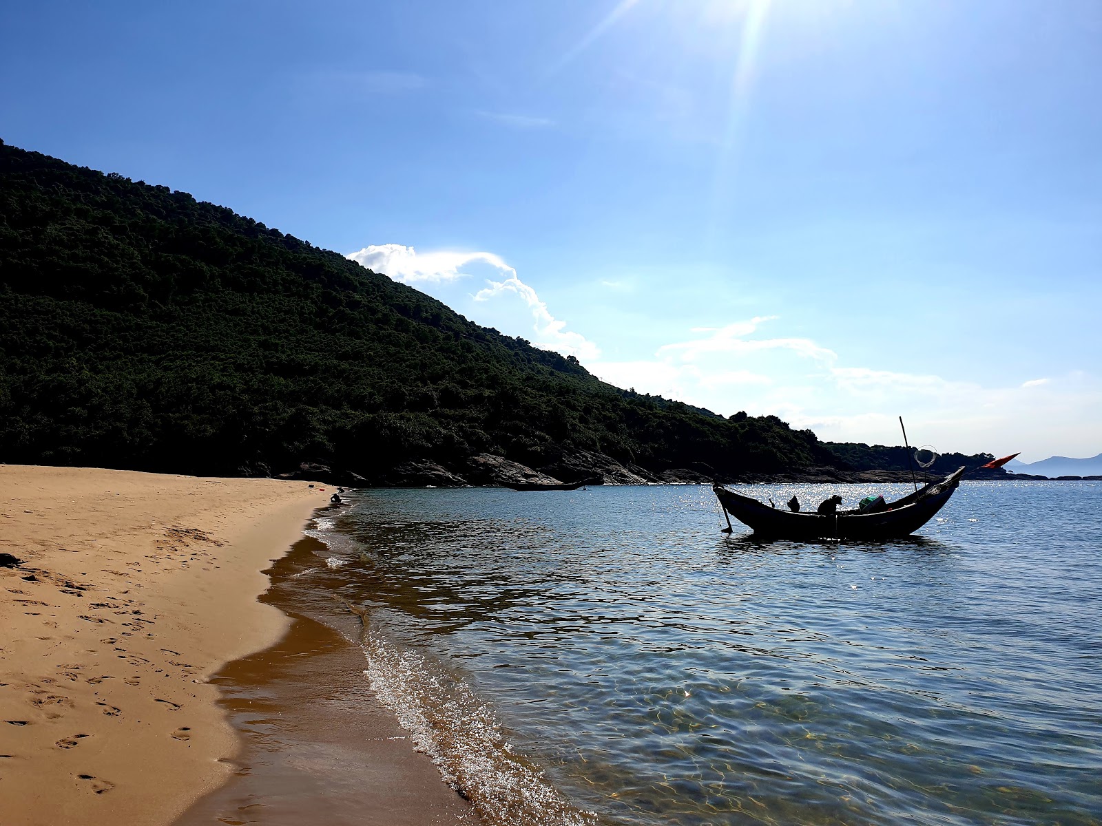 Banana Beach的照片 带有碧绿色纯水表面