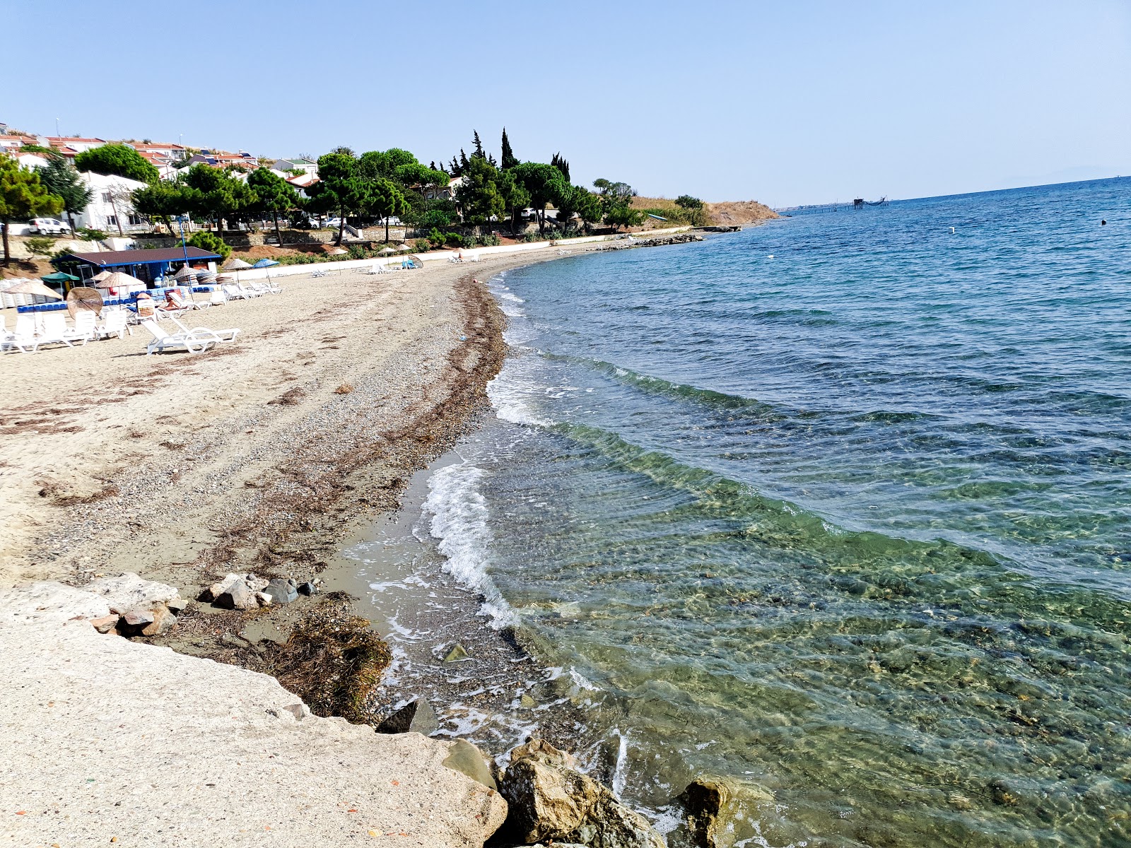 Valokuva Senkoy beachista. pinnalla ruskea hiekka:n kanssa