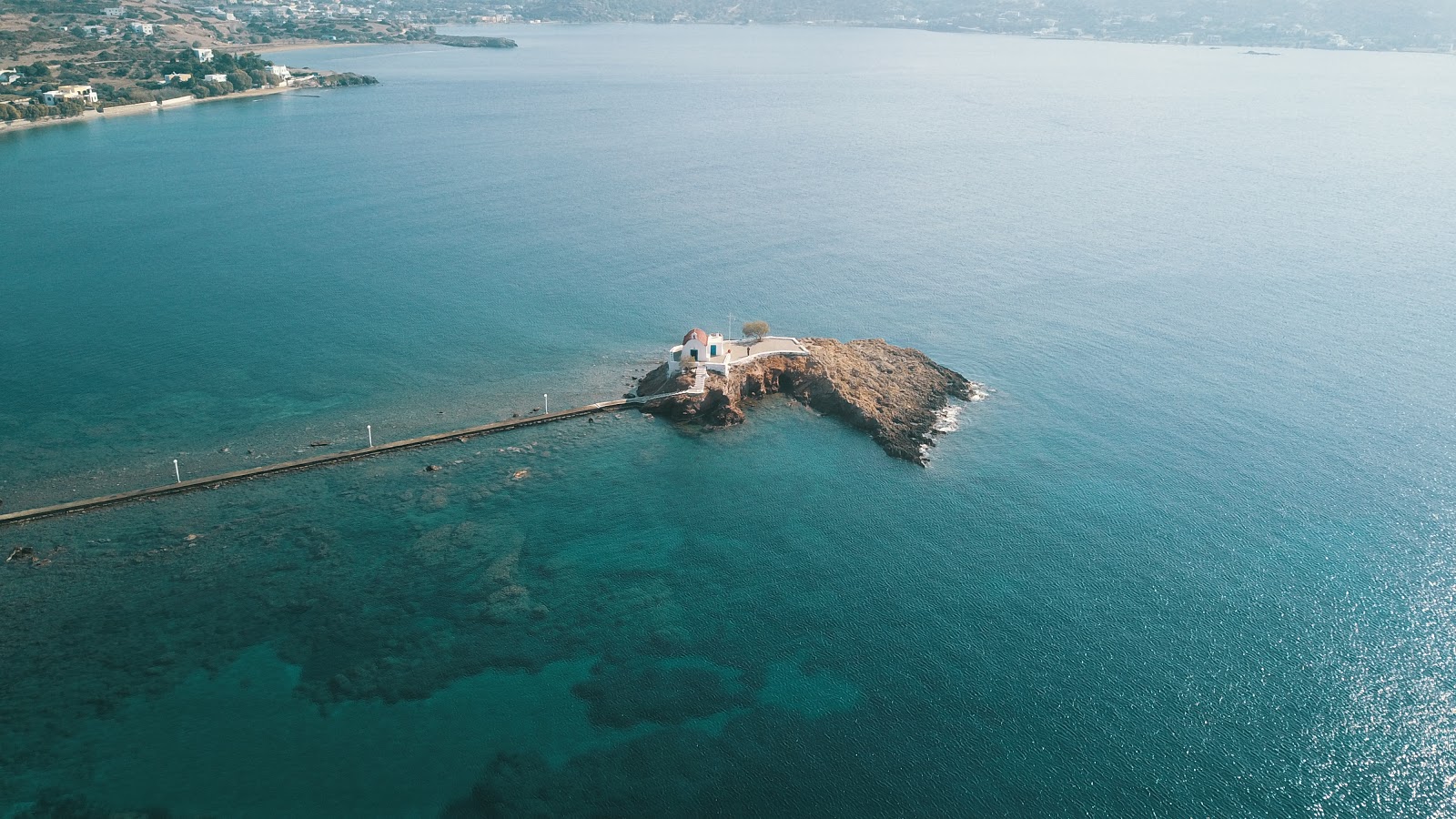 Valokuva Paralia Agios Isidorosista. puhtaustasolla keskipitkä