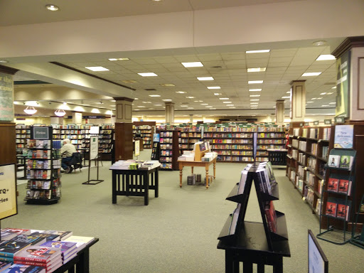 Book Store «Barnes & Noble», reviews and photos, 2100 Snelling Ave, St Paul, MN 55113, USA