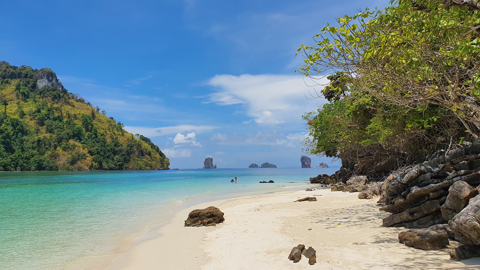 Nopharat Thara Beach'in fotoğrafı çok temiz temizlik seviyesi ile