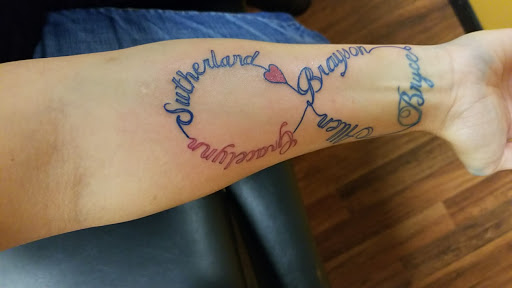 Tattoo Shop «Hollyweird Tattoos», reviews and photos, 569 GA-138, Jonesboro, GA 30236, USA