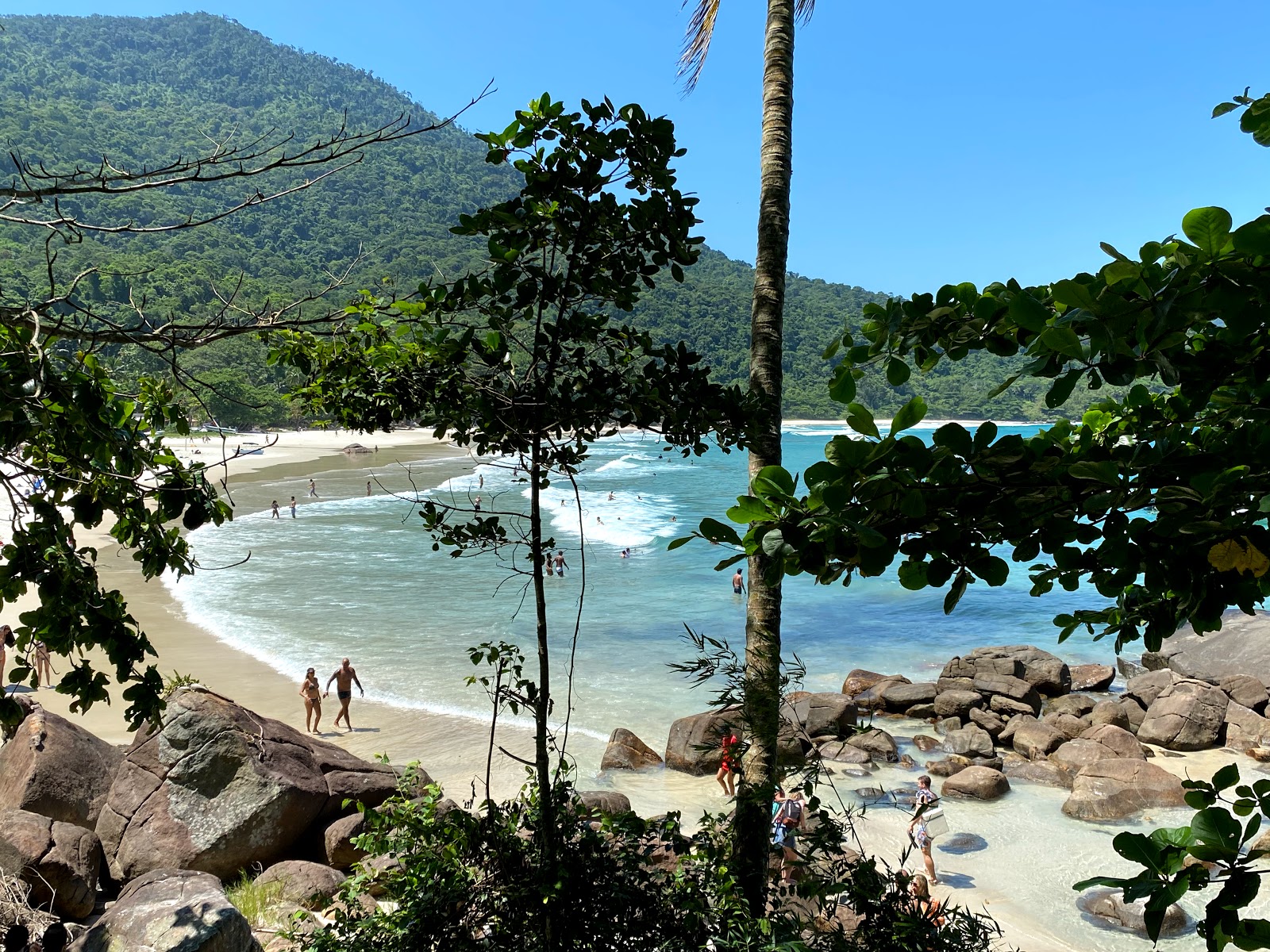 Φωτογραφία του Aventureiro Beach υποστηρίζεται από βράχους