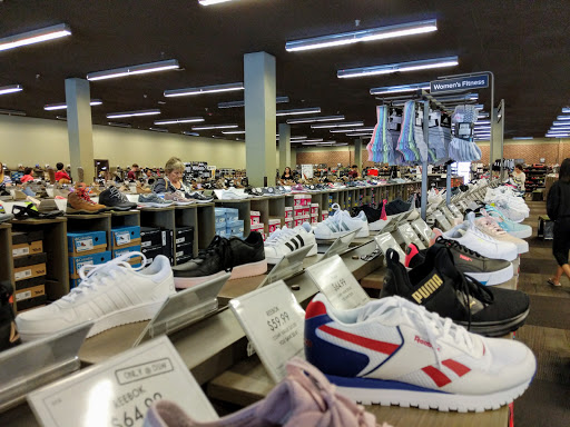Shoe Store «DSW Designer Shoe Warehouse», reviews and photos, 17158 Redmond Way, Redmond, WA 98052, USA