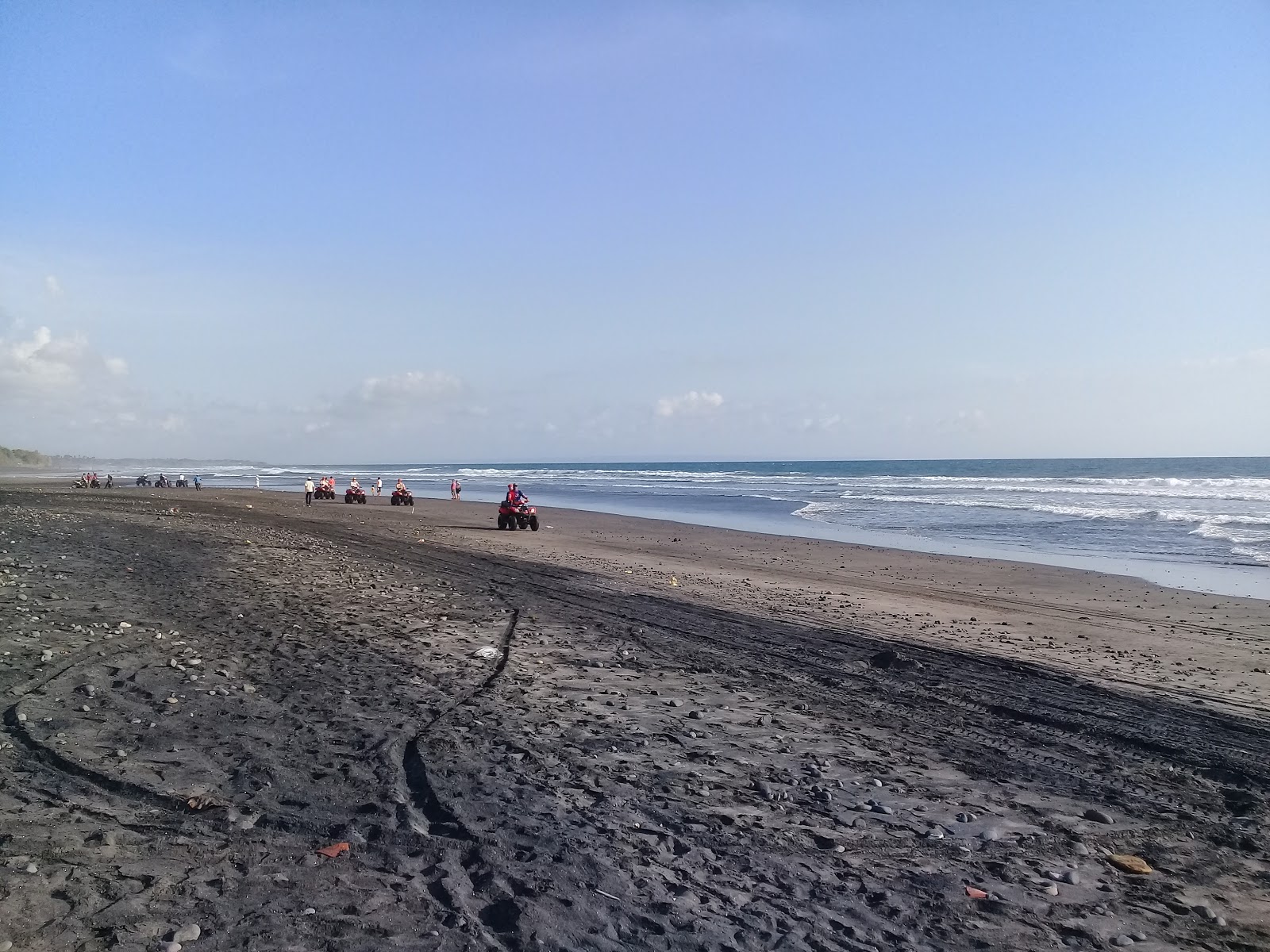 Kelating Beach'in fotoğrafı geniş bir kıyı şeridi ile birlikte