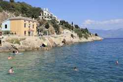 Beach Helena'in fotoğrafı uçurumlarla desteklenmiş
