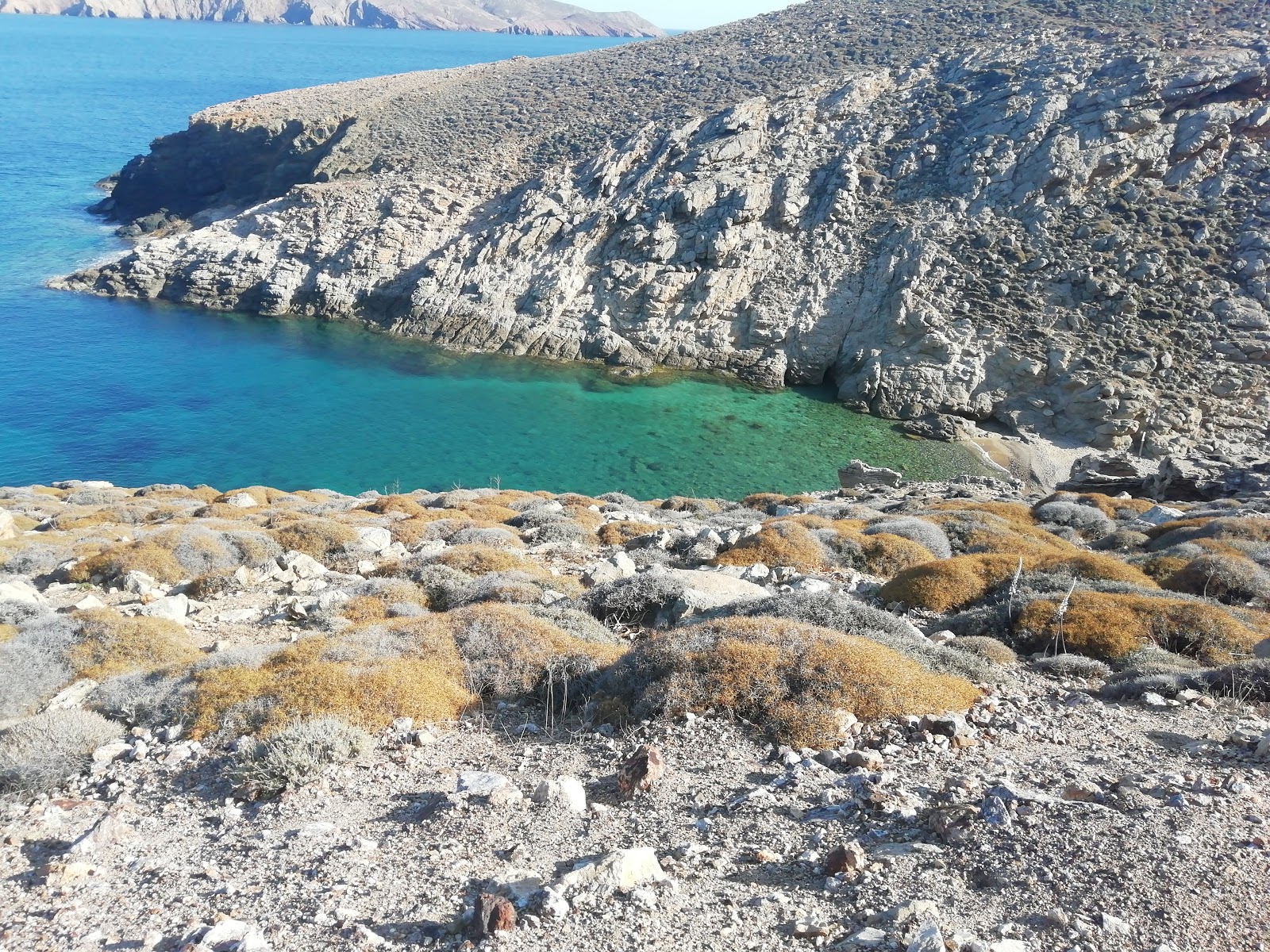 Vathia Lagada'in fotoğrafı küçük koy ile birlikte