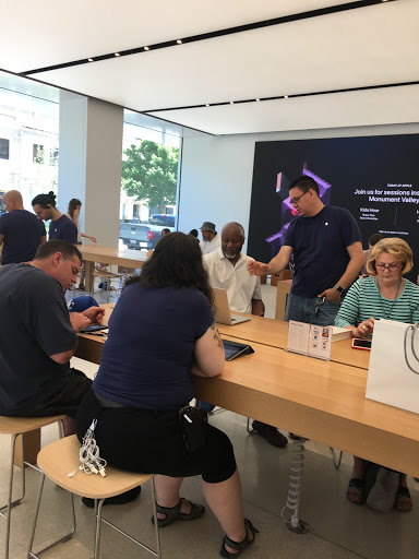 Computer Store «Apple Country Club Plaza», reviews and photos, 227 Nichols Rd, Kansas City, MO 64112, USA