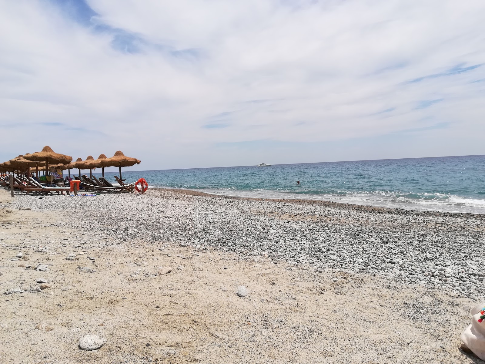 Photo de Riace Marina beach avec caillou fin brun de surface