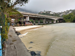 Praia dos Amores'in fotoğrafı geniş bir kıyı şeridi ile birlikte