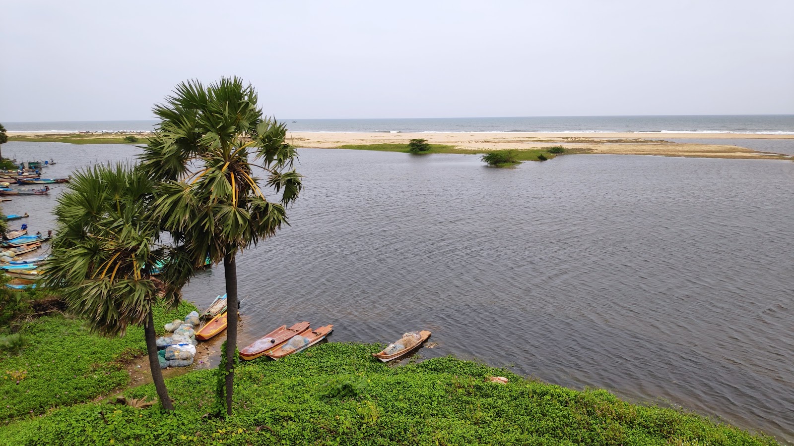 Foto von Alamparai Fort Beach mit eine gerade küstenlinie