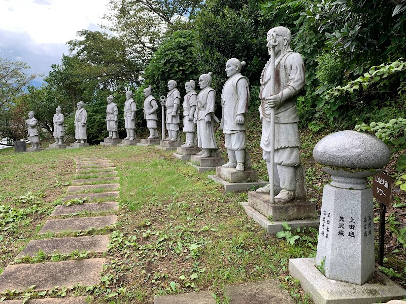 真田幸村と十勇士の石像
