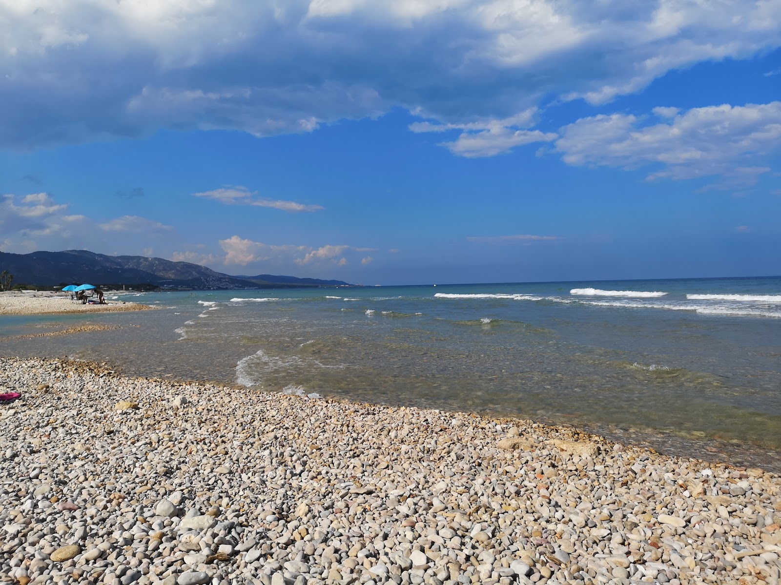 Foto di Platja del Serradal con una superficie del ciottoli grigi