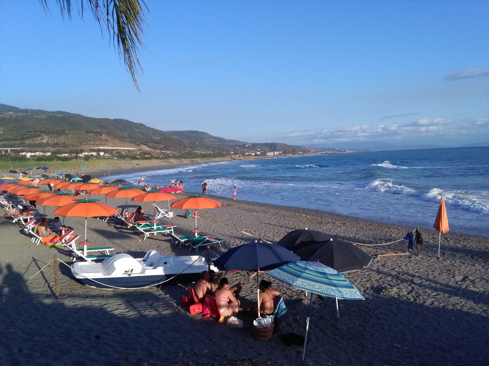 Photo de Villaggio del Golfo beach avec caillou fin gris de surface