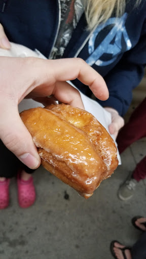 Donut Shop «Donut Hut», reviews and photos, 2025 W Magnolia Blvd, Burbank, CA 91506, USA