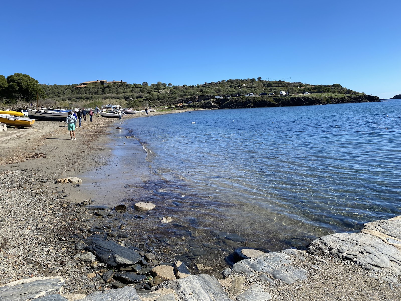 Foto de Cala de Portlligat Beach con arena gris y guijarros superficie