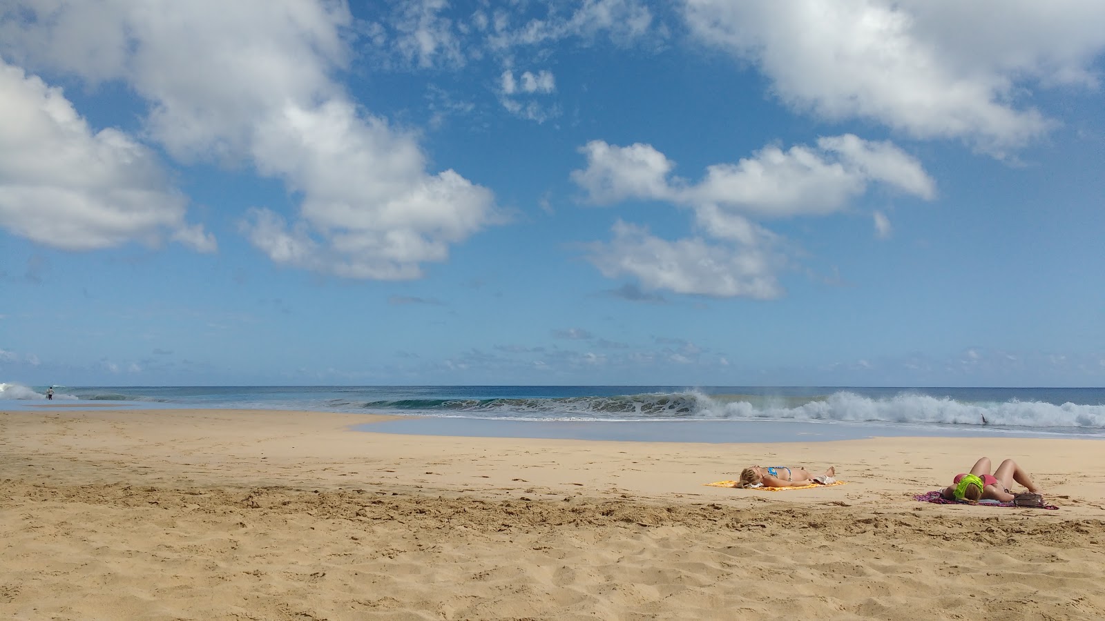 Foto af Conceicao Strand bakket op af klipperne