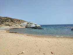 Alevrakia Beach'in fotoğrafı küçük koy ile birlikte