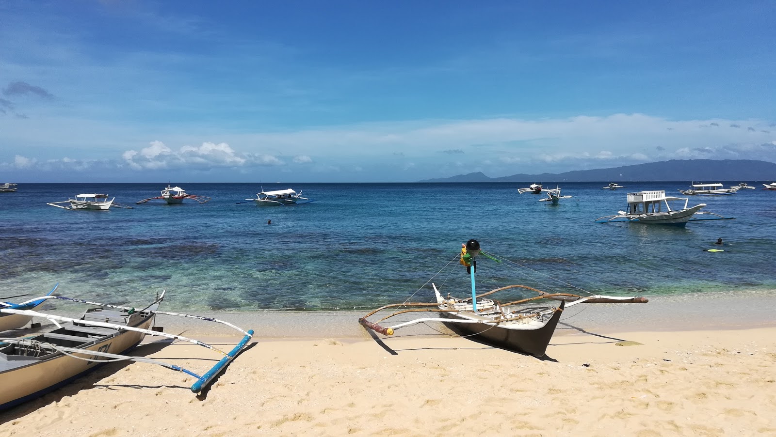 Foto von Haligi Beach umgeben von Bergen