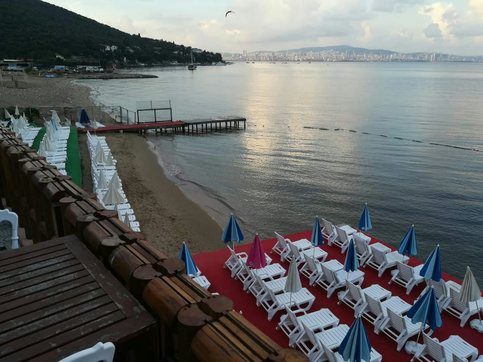 Aya Nikola Plajı'in fotoğrafı geniş bir kıyı şeridi ile birlikte