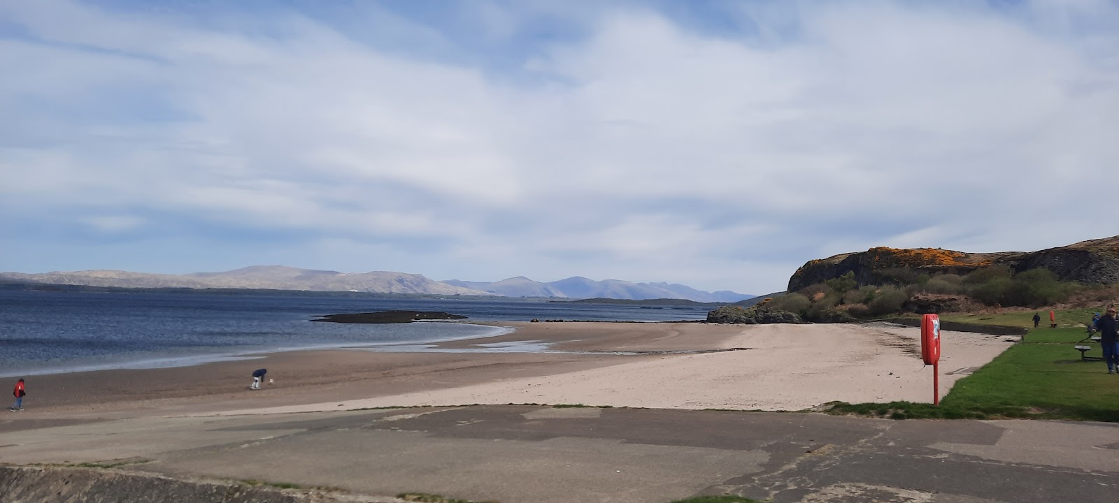 Photo of Ganavan Sands backed by cliffs